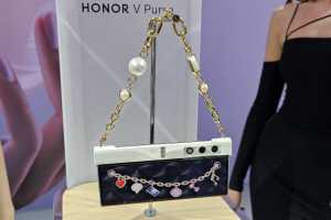 Honor&rsquo;s V Purse folding phone is an accident waiting to happen