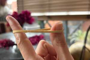 Avoid "text claw" with this rubber band smartphone hack