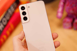 Samsung Galaxy S22 drops to under &pound;600 at AO